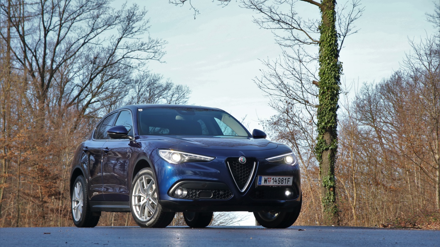 Slideshow Bild - Der lässige Businessauftritt gelingt mit dem Alfa Romeo Stelvio mit Leichtigkeit.